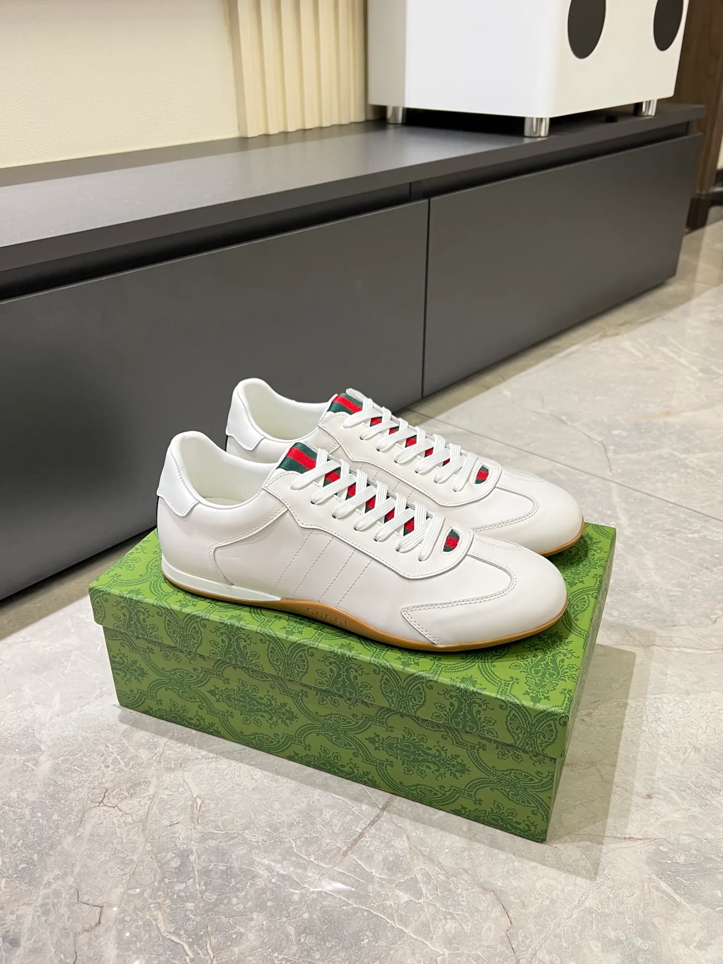 Men's shoes 💰p400 Gucci Shift series sports shoes, featuring lightweight thin sole design, suede + canvas + technical fabric splicing, perfect texture! The tongue and heel have red and green webbing, which is highly recognizable✨. The classic brown + off-white color scheme is retro and modern. The shell-toe shoe shape makes the feet smaller. It is perfect for daily wear or skirts and trousers. The upper fabric + elastic heel is easy to put on and take off, and the wrapping feeling is comfortable. It can be used for commuting and leisure. It has become one of Demna Gvasalia’s hottest items after taking over🔥. size: 38-45!